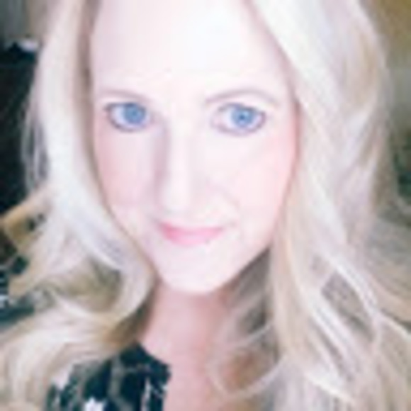 Profile Picture of Melanie Foshee (@melaniefoshee) on Poshmark