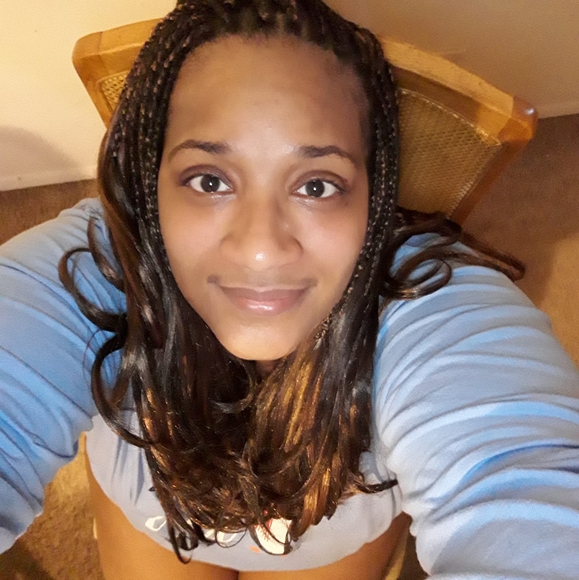 Profile Picture of Zenobia Ealey (@zealey32) on Poshmark