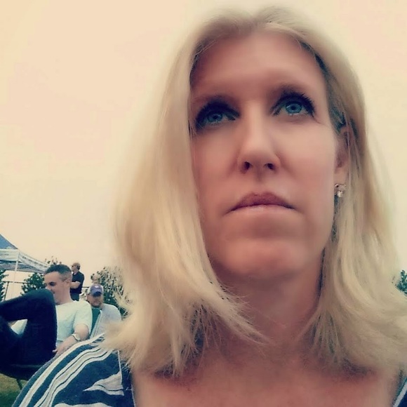 Profile Picture of Laura M brizes (@lmb4243) on Poshmark