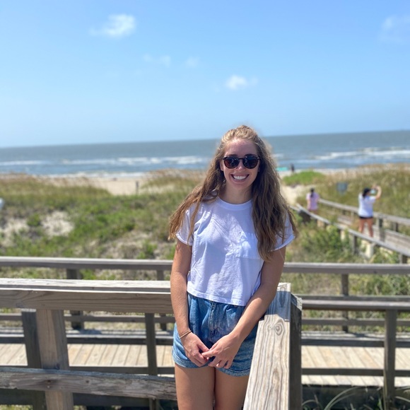 Profile Picture of Erin Hager (@erinhager) on Poshmark