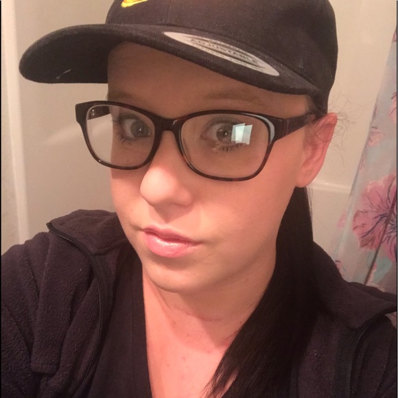 Profile Picture of Amber Irving (@amesol27) on Poshmark