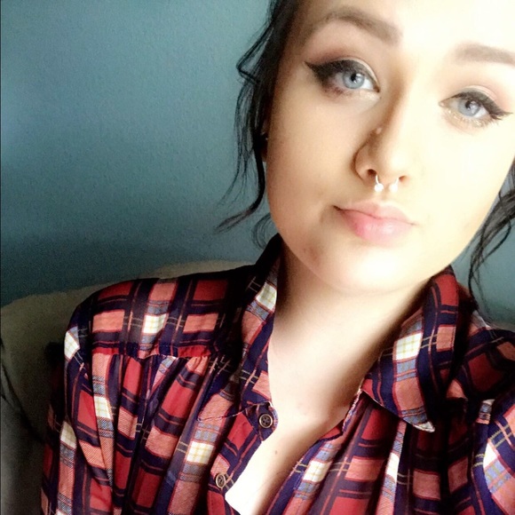Profile Picture of Danielle Stoner (@daniestoner) on Poshmark