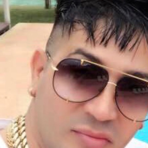 Profile Picture of Yuriel Salomon (@yuriel_salomon) on Poshmark