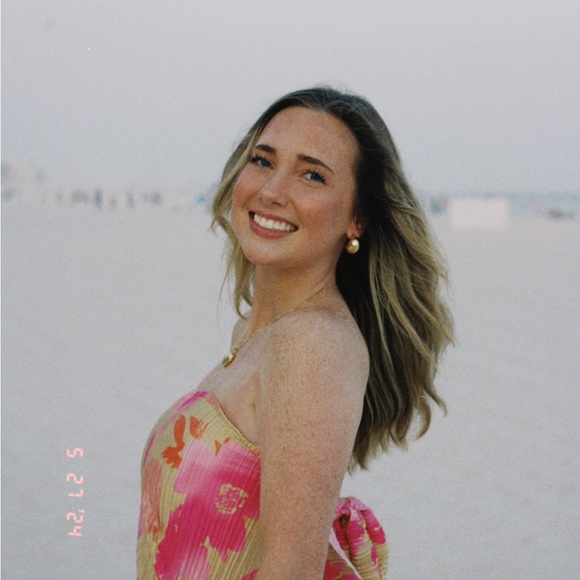 Profile Picture of Kate Sansom (@k_sansom) on Poshmark