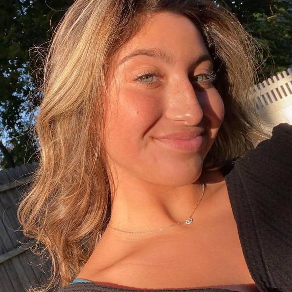 Profile Picture of Juliana Cassata (@julianacassata) on Poshmark