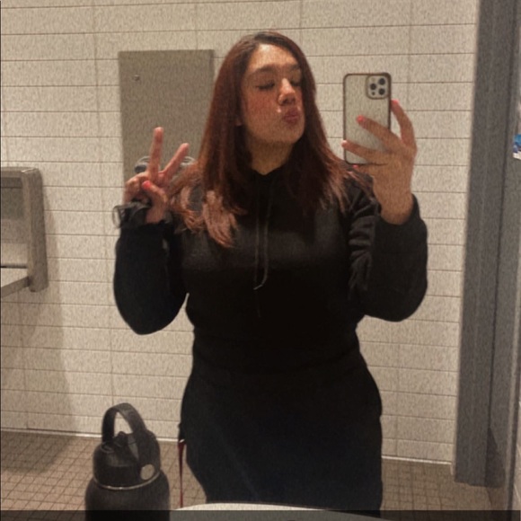 Profile Picture of Yesenia Landeros (@ylanderos123) on Poshmark