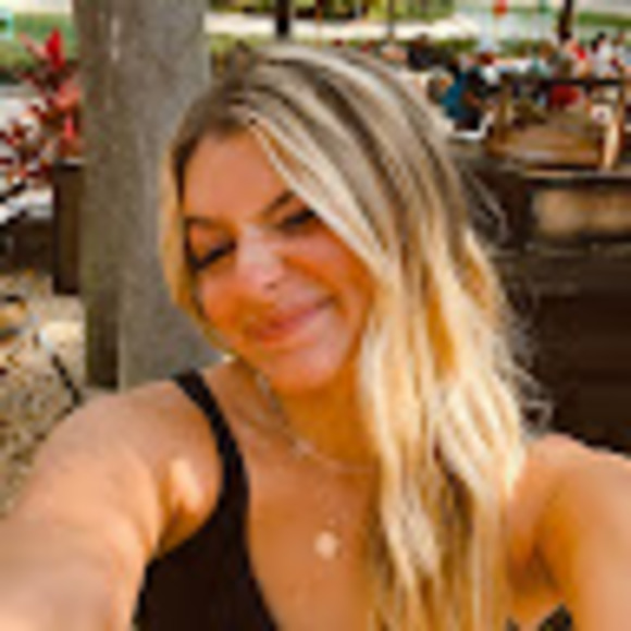 Profile Picture of Brooklyn Kjar (@brooklynkkjar) on Poshmark