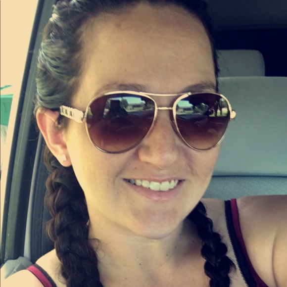 Profile Picture of Amanda Ozuna (@alozuna) on Poshmark