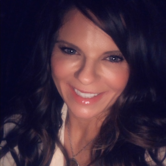 Profile Picture of Lisa Mccool (@lmccool22) on Poshmark