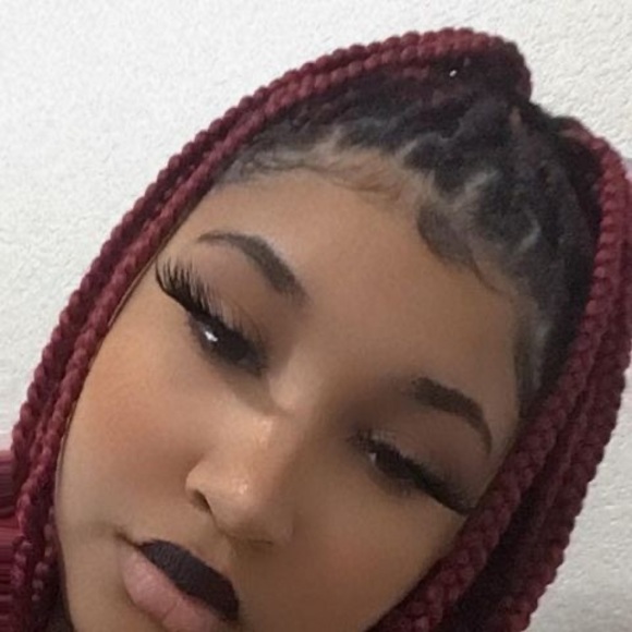 Profile Picture of Brooke Hinkle (@cookieluvsyou) on Poshmark