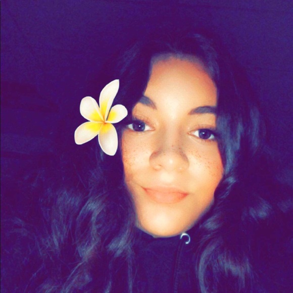 Profile Picture of Shea Chippis (@sheachippis) on Poshmark