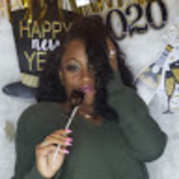 Profile Picture of Erika Hollie (@erika_hollie) on Poshmark