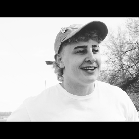 Profile Picture of Andrew Hardenbrook (@drewcashh) on Poshmark