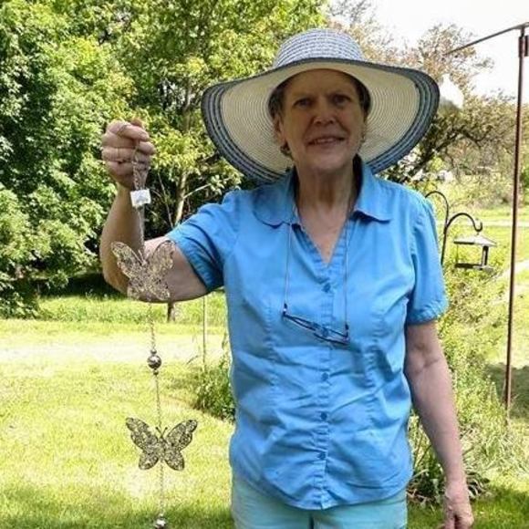 Mary Ridenour - Poshmark Profile Picture of Mary Ridenour (@mary_ridenour) on Poshmark