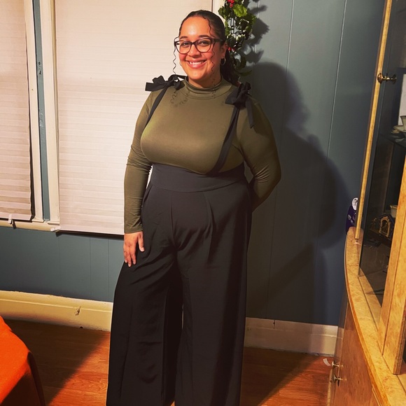 Profile Picture of Danielle Alvarez (@dralvarez02) on Poshmark