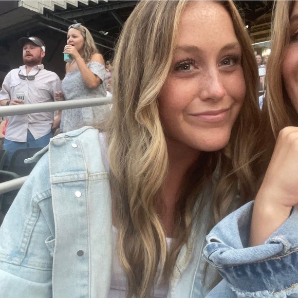 Profile Picture of Wynn Mayher (@wynn_mayher) on Poshmark