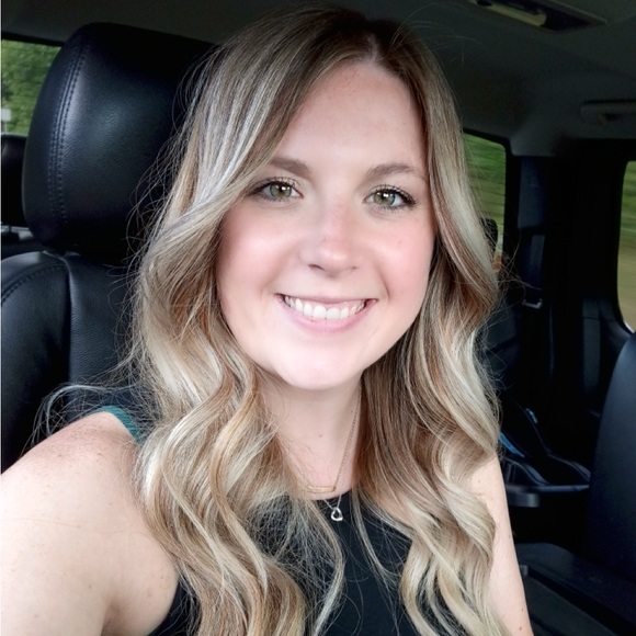 Profile Picture of Morgan Cragle (@morgan_eliz313) on Poshmark