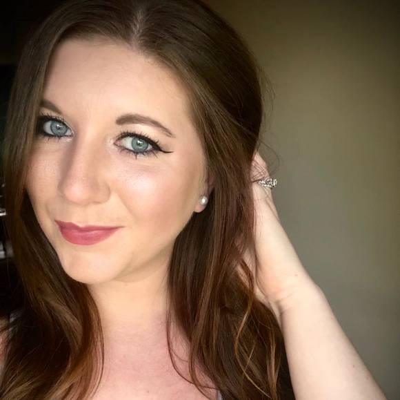 Profile Picture of Chelsea Thomas (@chelsealee92) on Poshmark