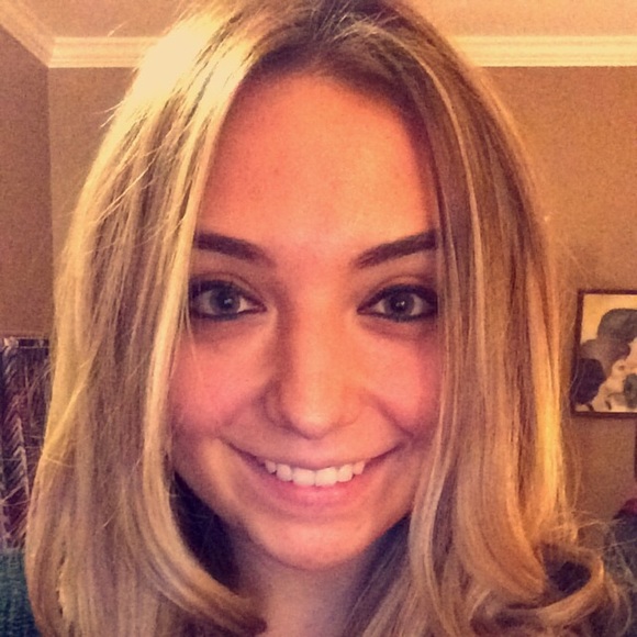 Profile Picture of Danielle Sedia (@dsedia) on Poshmark