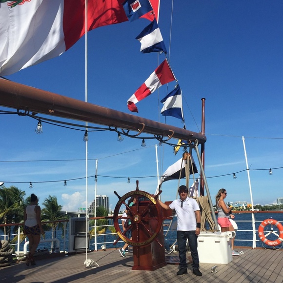 Profile Picture of Elio Coronel (@eliocoronelc) on Poshmark