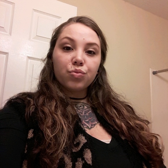 Profile Picture of Ashley Askew (@aask7305) on Poshmark