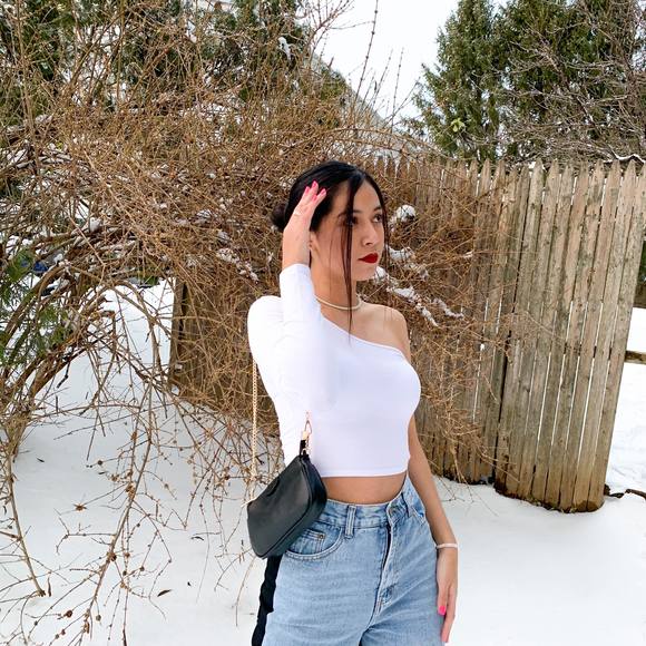 Profile Picture of Jenni Ayllon (@jenniayllon) on Poshmark