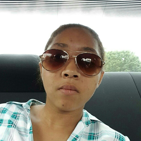 Profile Picture of Thalia Allamby (@soldjagirl) on Poshmark