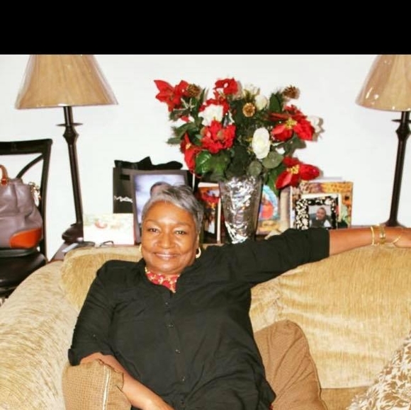 Profile Picture of Sarah Posley (@sposley12) on Poshmark