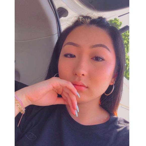 Profile Picture of Carly Lorenz (@carlylorenz) on Poshmark