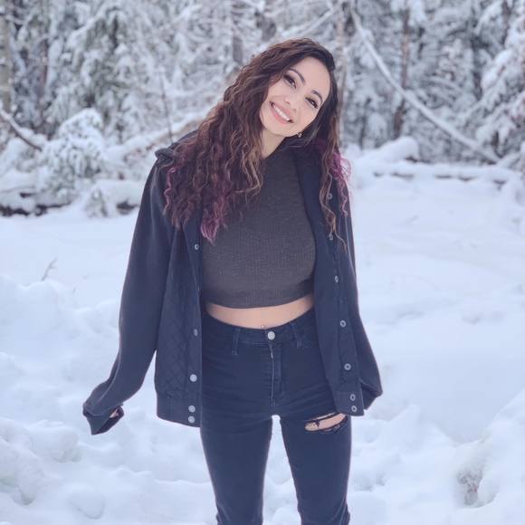 Profile Picture of Mandy Tang (@mandy_tang) on Poshmark