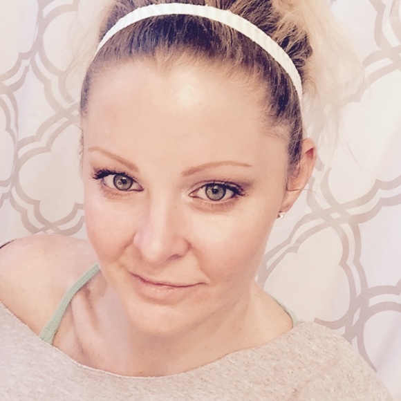 Profile Picture of Shannon Mclaughlin (@shashicakes) on Poshmark