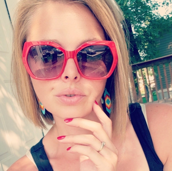 Profile Picture of Lacy Benfer (@msbugaboo) on Poshmark