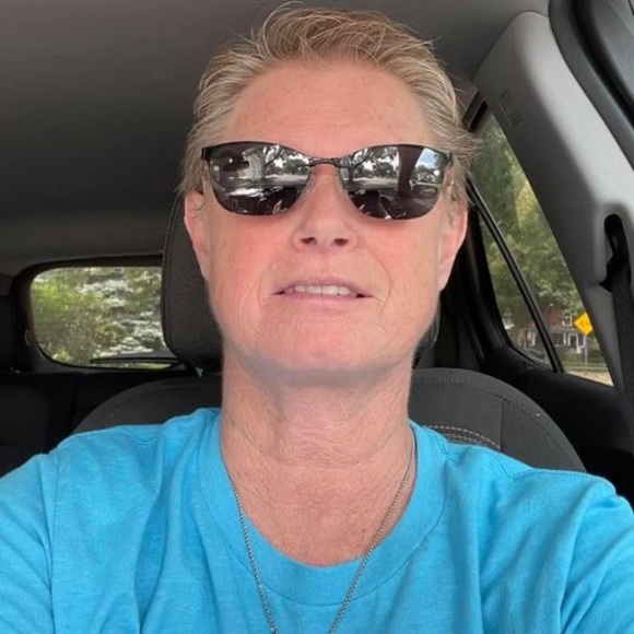 Profile Picture of Lori Hoppmann roumph (@roumph3) on Poshmark