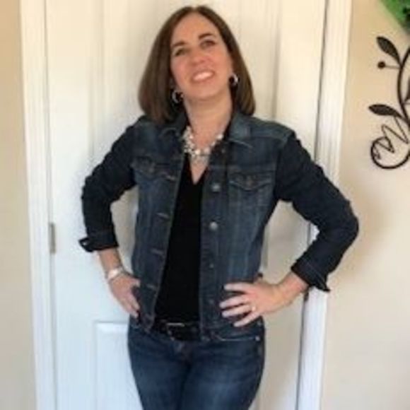 Profile Picture of Christina Waldeck (@tina238) on Poshmark