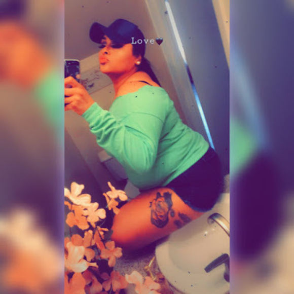 Profile Picture of Alejandra Palencia (@alejandrapalenc) on Poshmark