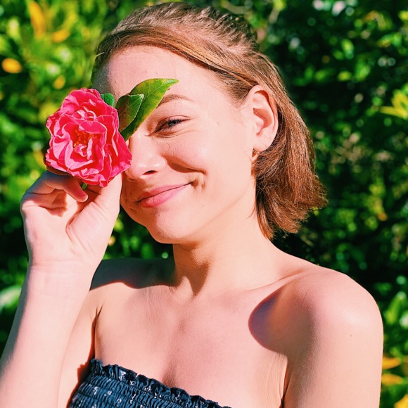 Profile Picture of Vivien Towson (@viviencaroline_) on Poshmark