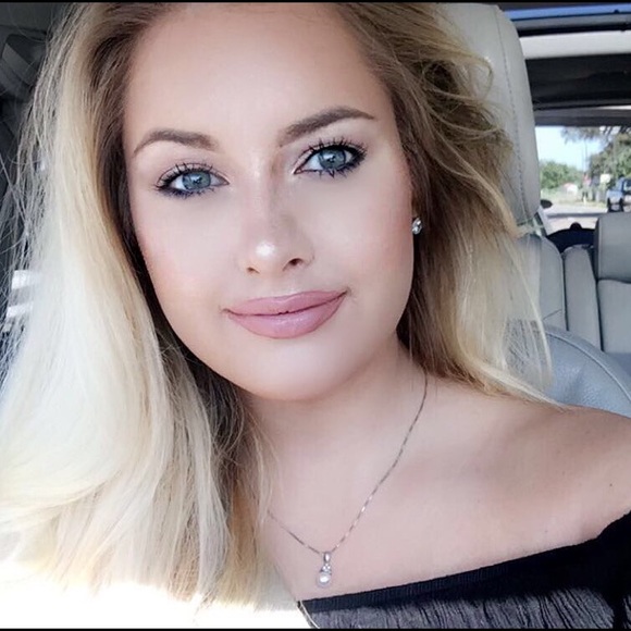 Profile Picture of Savannah Carpenter (@savvyjaneeeee) on Poshmark