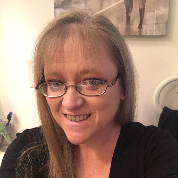 Profile Picture of Kimberly Centrone (@kimbercentrone) on Poshmark