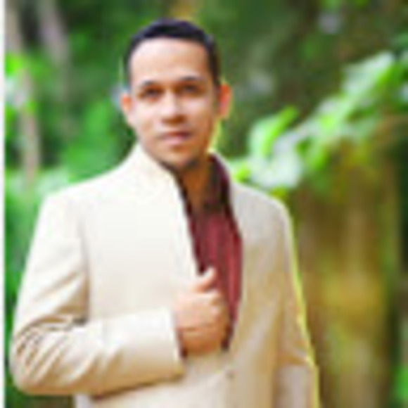 Profile Picture of Robin Abraham (@robsabraham2) on Poshmark