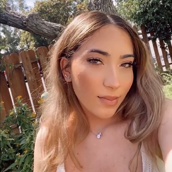 Profile Picture of Angela Gutierrez (@angg2018) on Poshmark