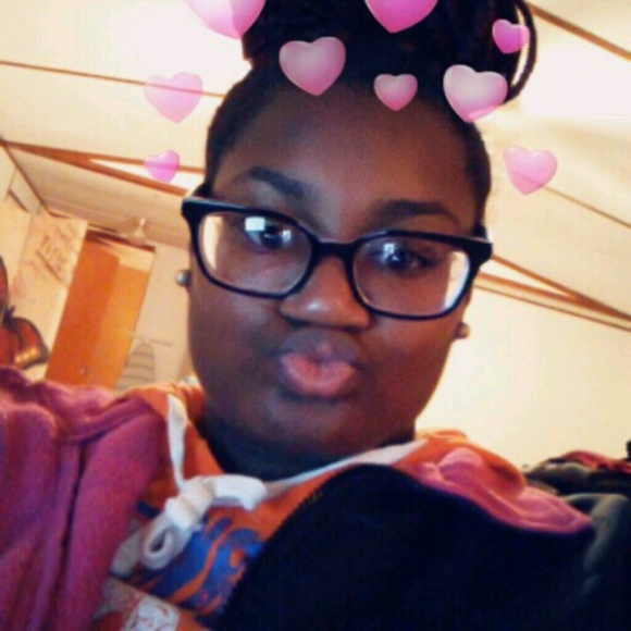 Profile Picture of Gracie Reaves (@graciereaves) on Poshmark