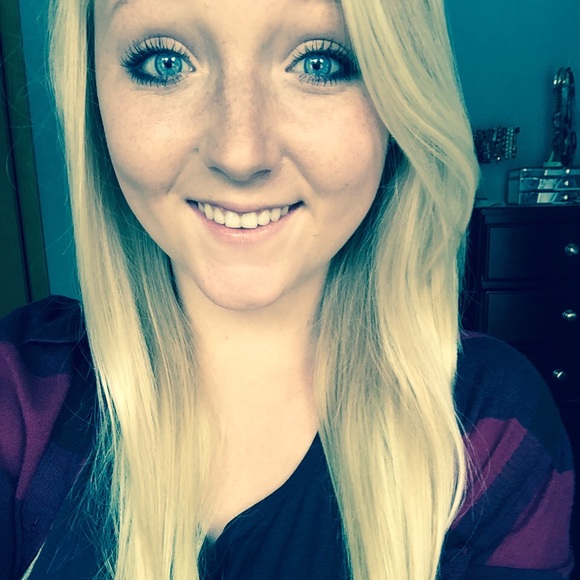 Mackenzie Blickem - Poshmark Profile Picture of Mackenzie Blickem (@kenzieblickem) on Poshmark