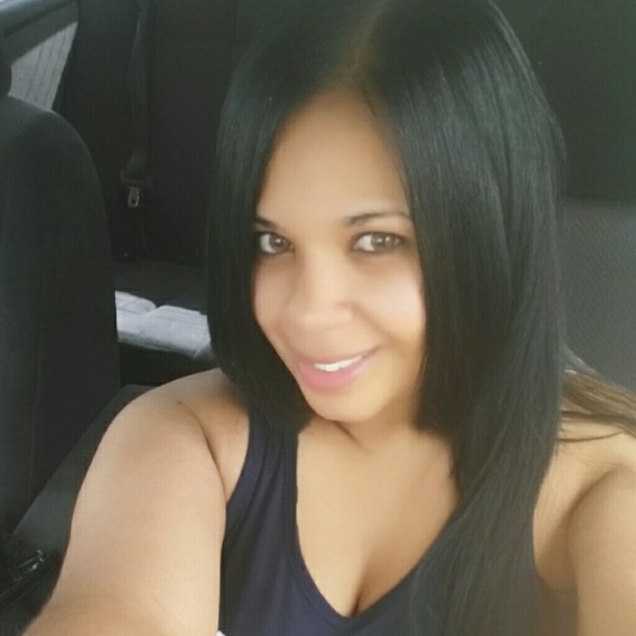 Profile Picture of Leonela Mateo (@lmateo1020) on Poshmark