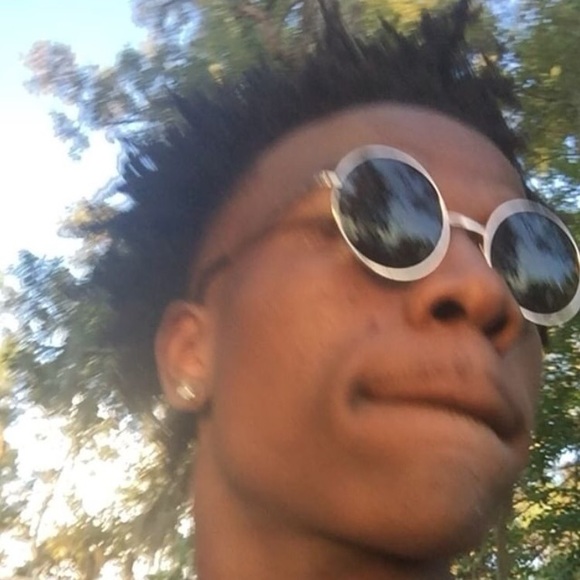Profile Picture of Tyron Levo (@tyronlevo) on Poshmark