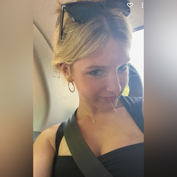 Profile Picture of Kate Zirinsky (@zirinskykate) on Poshmark