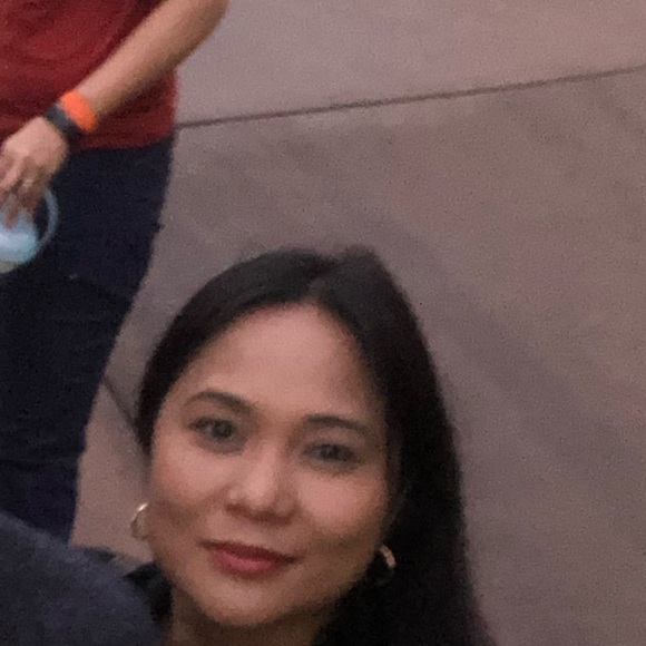 Profile Picture of Analee Acedera-navarro (@analeenavarro) on Poshmark