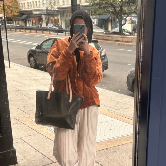 Profile Picture of Regan Mcaleavy (@rmca196) on Poshmark