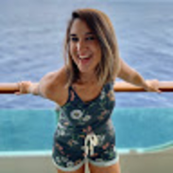 Profile Picture of Lindsey Oefinger (@lindseyoefinger) on Poshmark