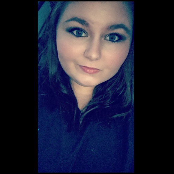 Profile Picture of Caitlan Dearman (@caitland714) on Poshmark