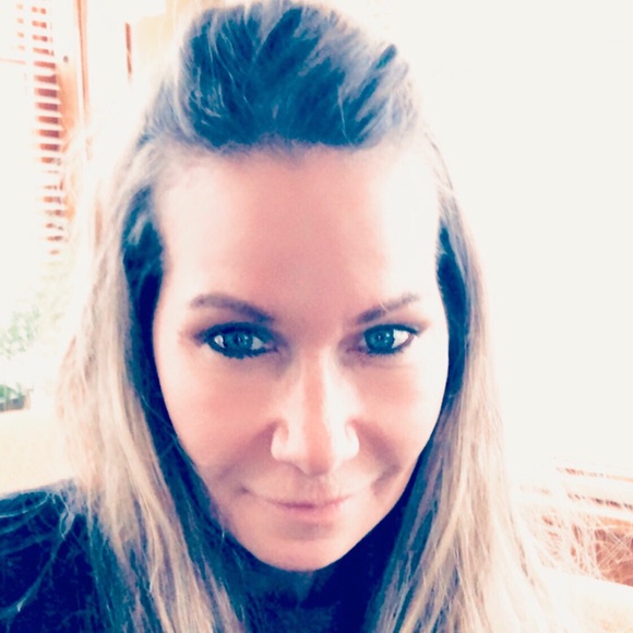 Profile Picture of Michaele Davolt (@michaeledavolt) on Poshmark